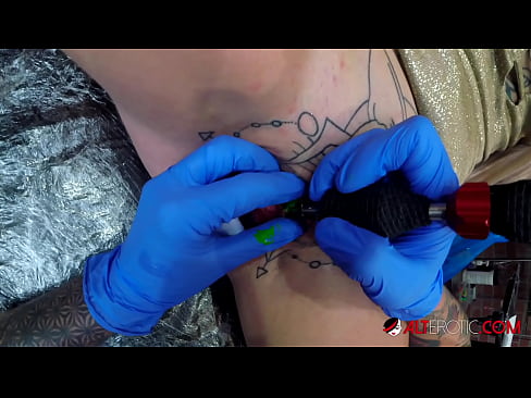 ❤️ Estremamente tatuato hottie Sully Savage ottenuto un tatuaggio sul suo clitoride ️❌ Slutsal it.light2cloud.top ❌❤